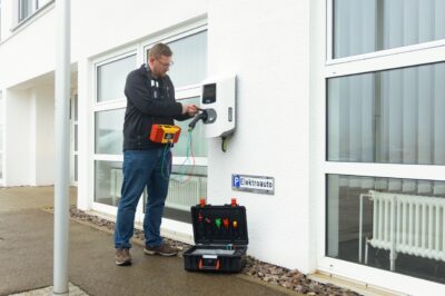 wiha-mft-one-telepitesteszter-keszlet-szerszamokkal-es-tartozekokkal-kofferben-47216-24